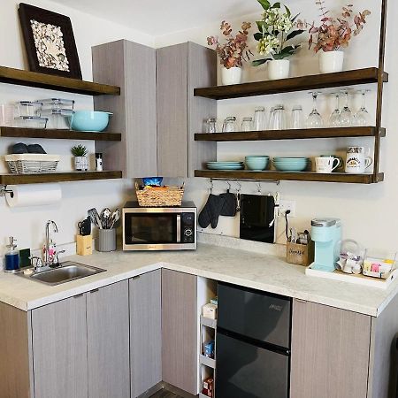 Coastal Chic Suite With Kitchenette And Private Entrance St. Petersburg Kültér fotó