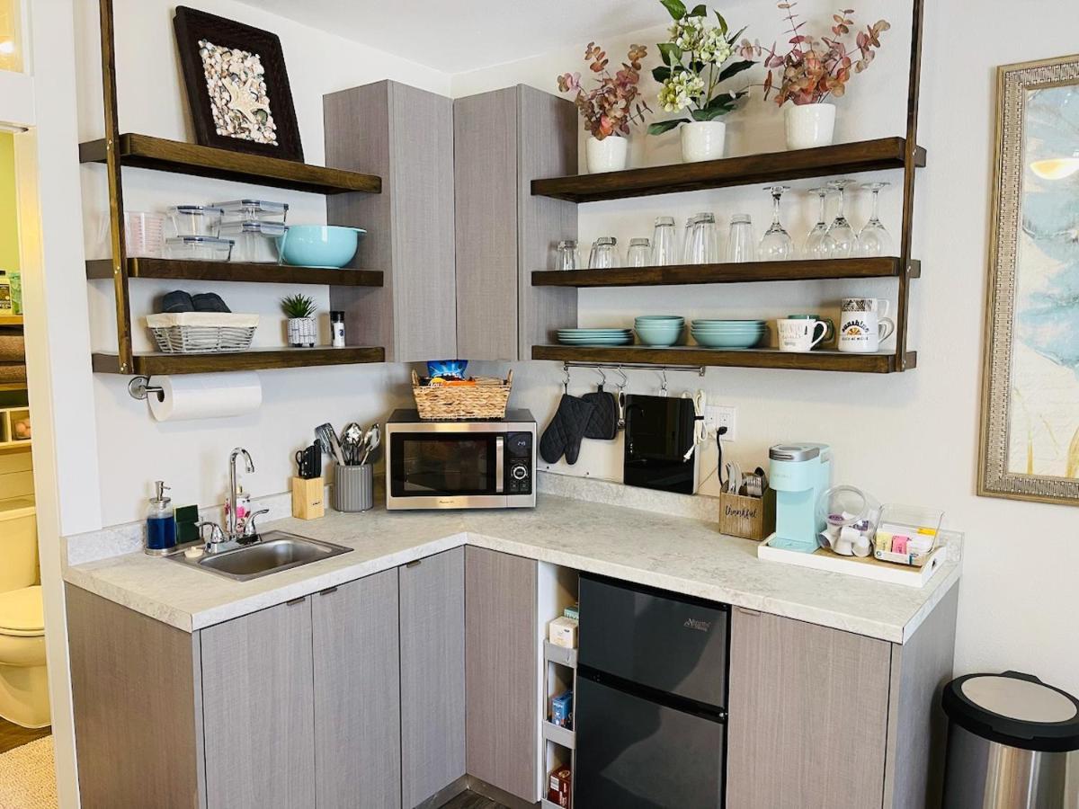 Coastal Chic Suite With Kitchenette And Private Entrance St. Petersburg Kültér fotó